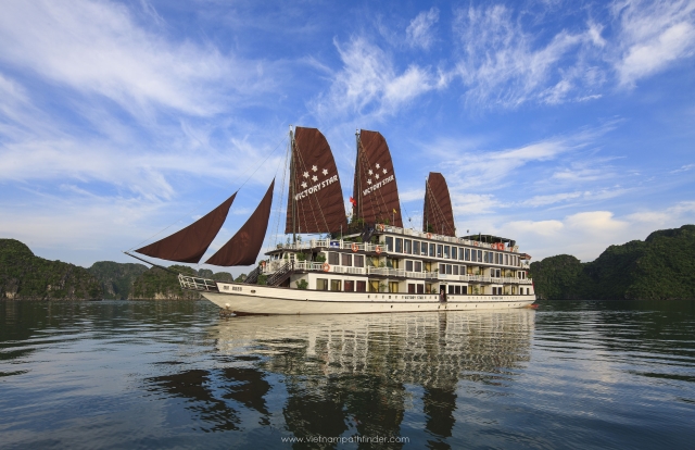 Tàu du lịch phục vụ quý khách thăm vịnh Hạ Long